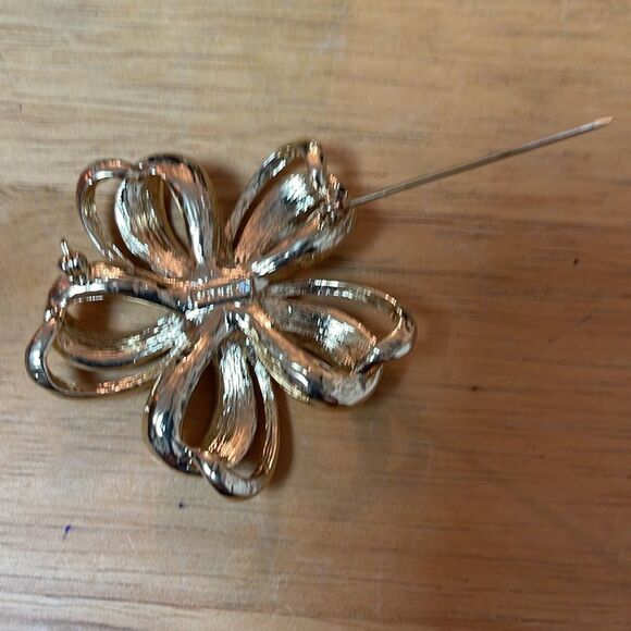 Elegant Gold and Silver Crystal Brooch - Picture 5 of 7